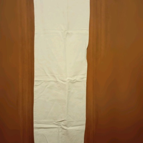 Runner like new, pistachio color, stiff fabric