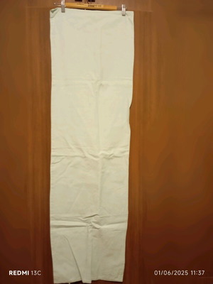 Runner like new, pistachio color, stiff fabric