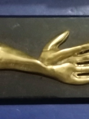 Μικρογλυπτό μπρούτζινο χέρι μεταχειρισμένο σε μαύρη βάση του Μάριου Βουτσινά