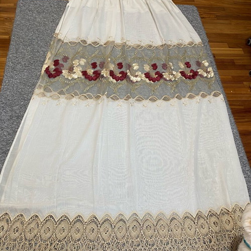 Living room curtain beige with burgundy floral lace, like new, set of 2