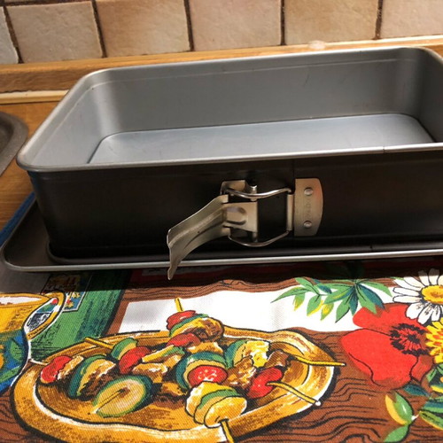 Praktiko Baking Pan like new, sizes 18-19 and 22-30