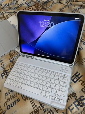 iPad 10th Generation 64GB WiFi like new with charger, keyboard, pen, cases