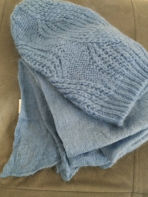 Hat and scarf like new, turquoise