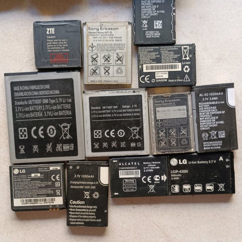 Old mobile phones and batteries used, pack of 30