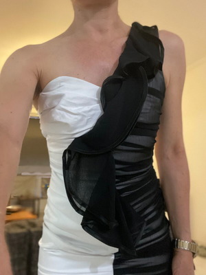 RINASCIMENTO italy one shoulder φόρεμα άσπρο μαύρο δίχρωμο small