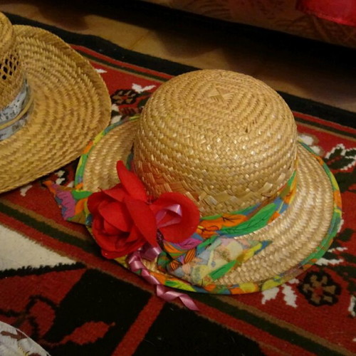 Straw hats like new, pack of 5 different sizes