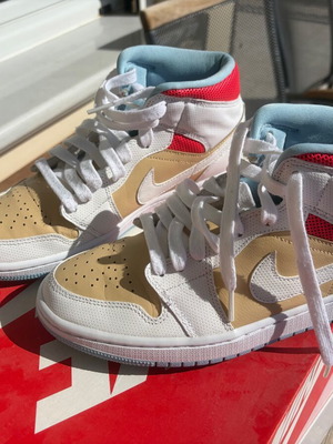 Air Jordan 1 Mid SE 'Sesame' sneakers, size 39