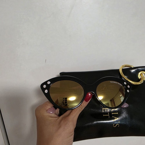 Sunglasses Victoria's Secret like new, gold mirror lenses, black frame