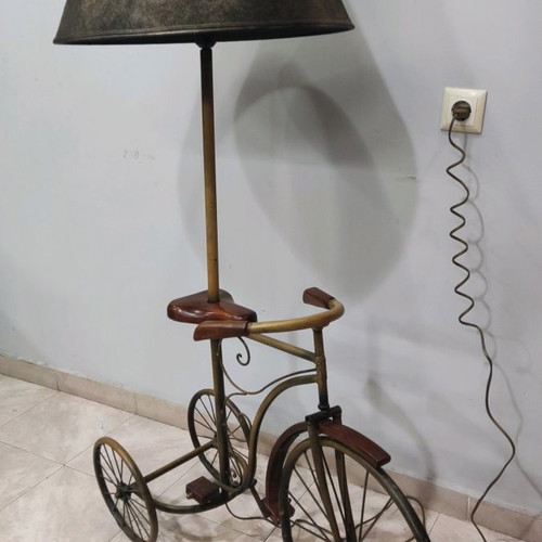 Floor lamp bicycle in excellent condition, bronze color, metal and wood