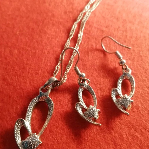 Necklace and matching earrings like new with stone, silver color