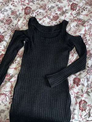 Γκρι φόρεμα κολλητό με κόψιμο στους ώμους, μέγεθος S-M, μεταχειρισμένο