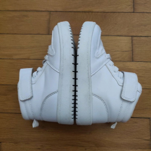 White kids' athletic boot size 25 like new