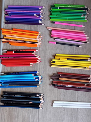 Colored pencils like new, set of 147 assorted colors