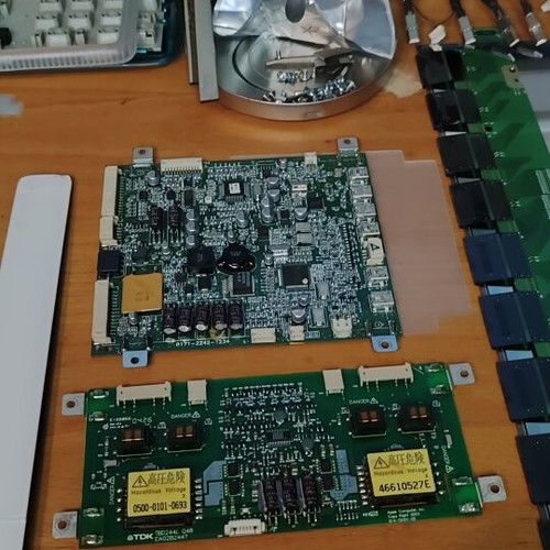 Apple Macintosh components used, including Cinema Display and keyboard from 2004