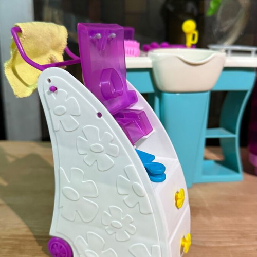 Barbie salon with all accessories 2003
