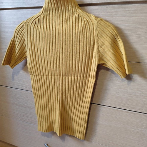 Short Sleeve T-shirt with Small Turtleneck, Like New, Yellow, Size L