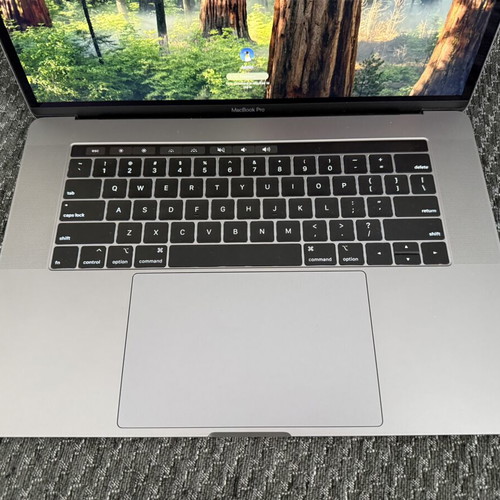 MacBook Pro 15" Touch Bar 2018 like new, 6-Core i7, Radeon Pro 560X, 16GB RAM