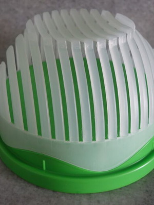 Salad cutter and strainer for salad like new