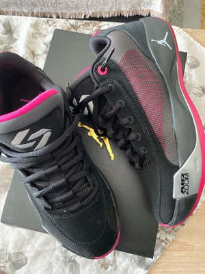 Nike athletic shoes like new, size 44, black and pink