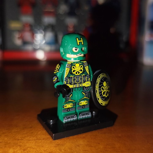 Hydra Supreme Hydra Captain America figure like new with base and shield
