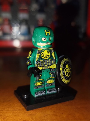 Hydra Supreme Hydra Captain America figure like new with base and shield