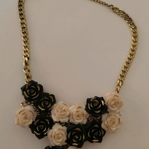 Black&white roses necklace used with chain Pull&bear