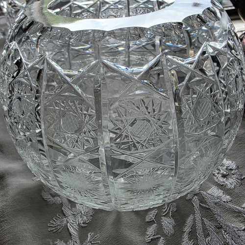 Vintage crystal bowl like new with intricate cut designs