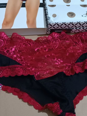 Бельо Livia Corsetti ново в кутия размер L/XL черно и червено