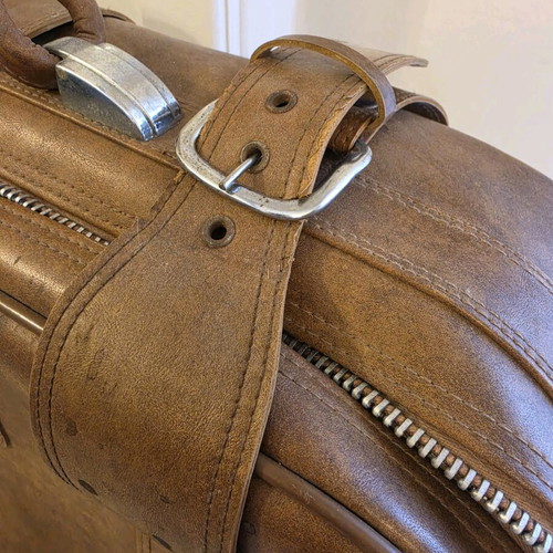 Brown leather hand suitcase like new, hard construction