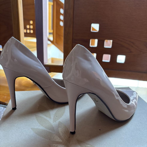 Ideal Shoes nude patent leather pumps size 37 like new