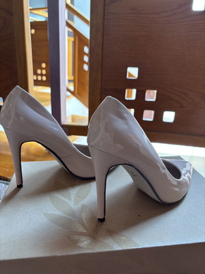 Ideal Shoes nude patent leather pumps size 37 like new
