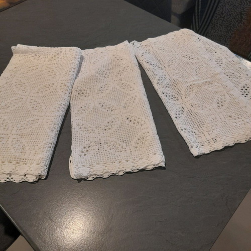 Crochet embroidery set like new, 4 pieces with beautiful design