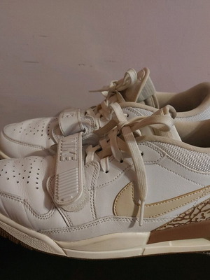 Атлетически обувки Nike Air Jordan Legacy употребявани, номер 42, бяло-бежово