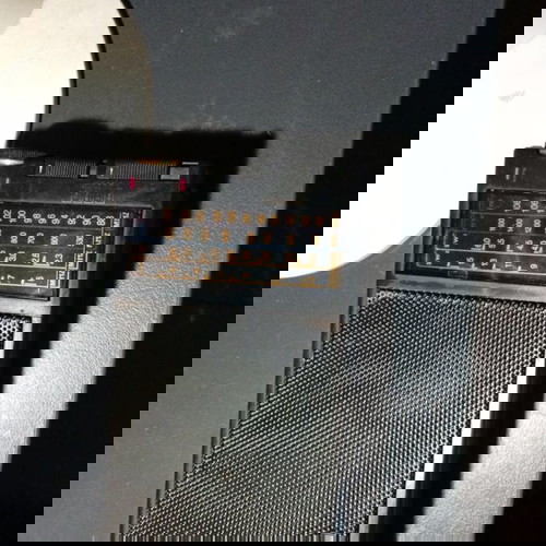 Παλιό ραδιόφωνο stereo μεταχειρισμένο με σημάδια λειτουργικό