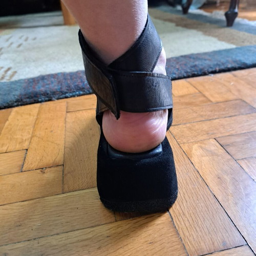 1725.a leather platform sandals like new, black, size 38