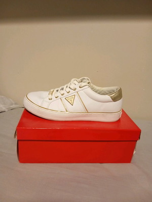 Παπούτσια Guess αθλητικά σαν καινούργια, άσπρα με χρυσαφί, νούμερο 40.5