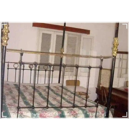 Bed used without mattress