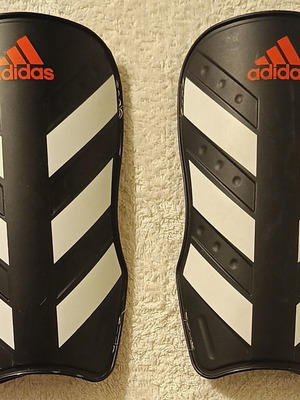 Adidas children's football shin guards like new, 20x11 cm