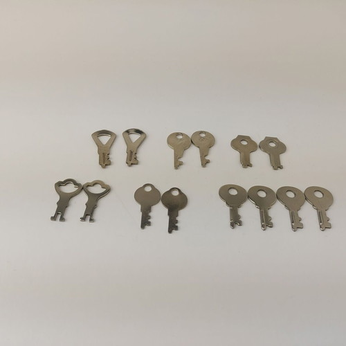 Lot of 14 old keys for suitcases and boxes used