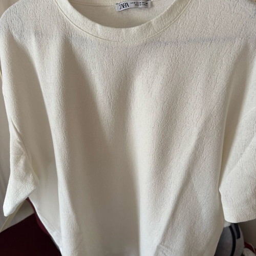 Zara blouse like new, medium size, white with unique design