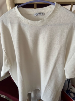 Zara blouse like new, medium size, white with unique design