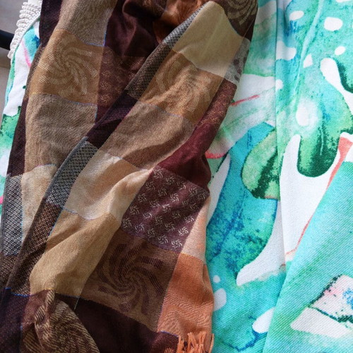 Brown scarf like new with shiny fibers