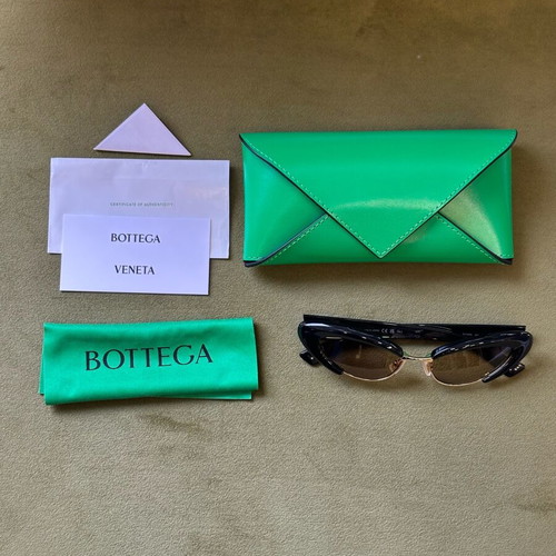Bottega Veneta BV1387S Cat Eye Sunglasses new, black/gold, full set