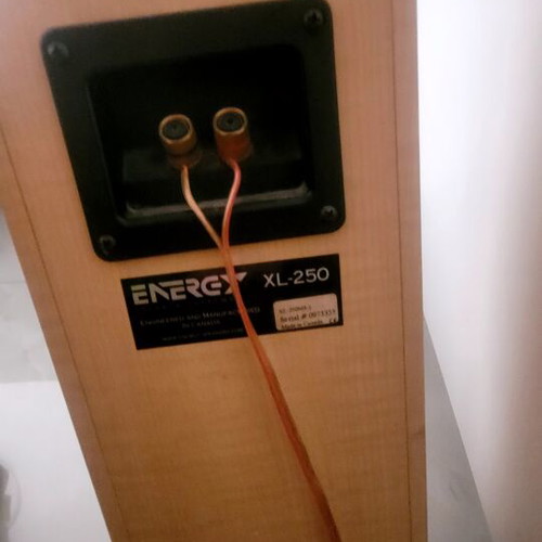 Speaker columns with subwoofer and clear sound