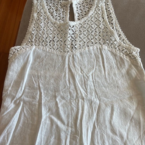 Women’s top white 100% linen, longer at back, Harris Cotton Greece, like new