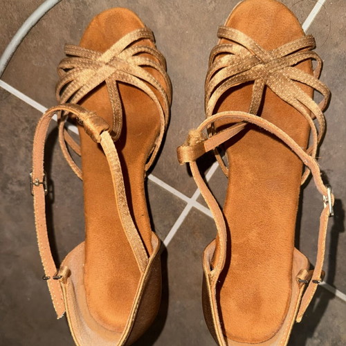 Latin shoes size 40 like new, gold color