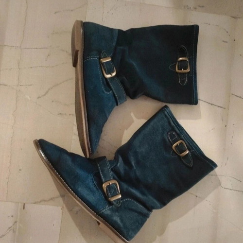 Suede leather boots like new, blue with gold buckles