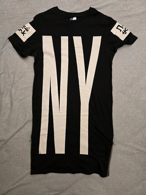 Black n White T-shirt size Medium like new