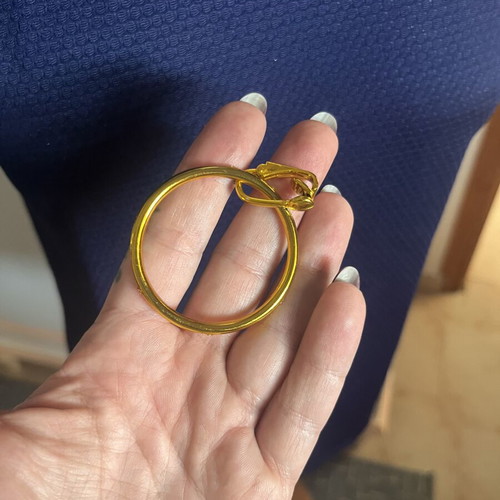 Earring like new with clip, gold color