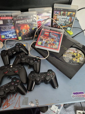 Play Station 3 μεταχειρισμένο με 5 χειριστήρια, 6 παιχνίδια και 1TB αποθηκευτικό χώρο